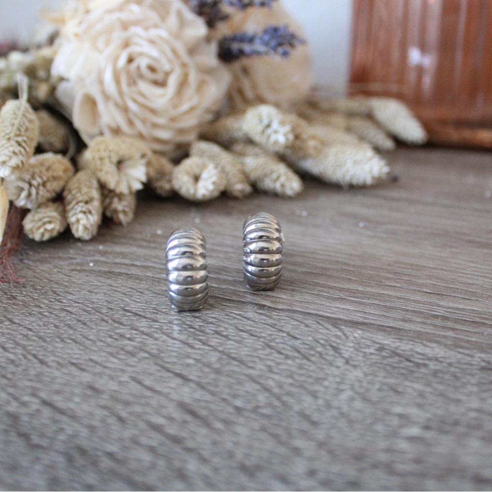 Vintage Ribbed Silver Tone Clip on Earrings